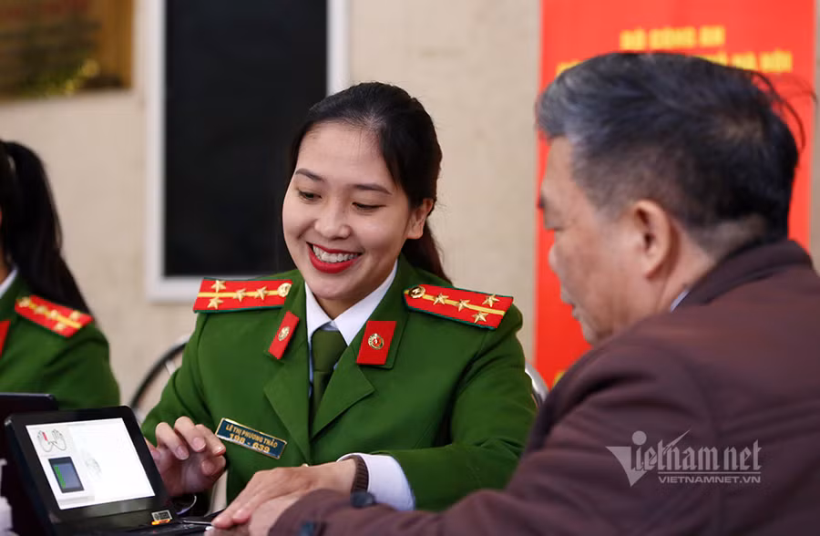 Công an Hà Nội chính thức cấp thẻ căn cước gắn chip cho công dân