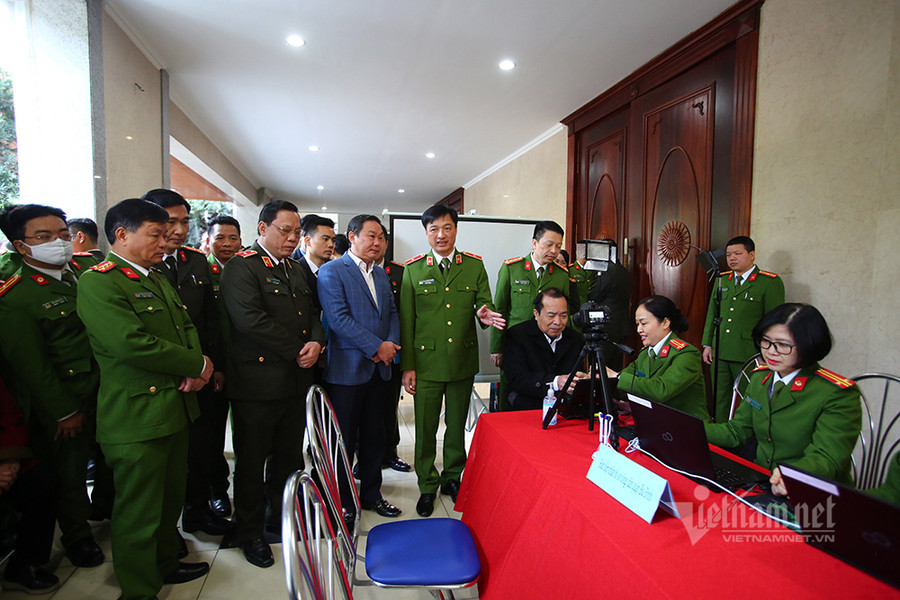 Thiếu tướng Nguyễn Duy Ngọc kiểm tra động viên cán bộ chiến sĩ đội cảnh sát QLHC về TTXH công an Hà Nội đang làm nhiệm vụ cấp thẻ CCCD lưu động tại công an Hà Nội sáng 31/12. Công an Hà Nội chính thức cấp thẻ căn cước gắn chip cho công dân