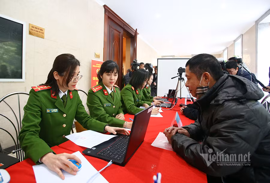 Công an Hà Nội chính thức cấp thẻ căn cước gắn chip cho công dân