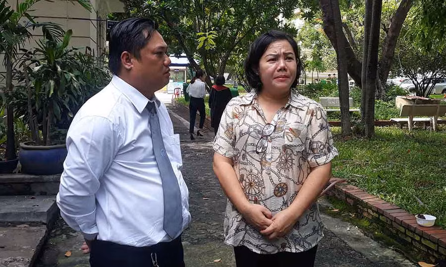 Bà Trần Thị Minh Trang và luật sư