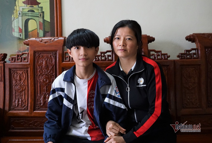 Chị Như cùng con trai út Vũ Việt Hoàng - Ảnh: N.Liên.