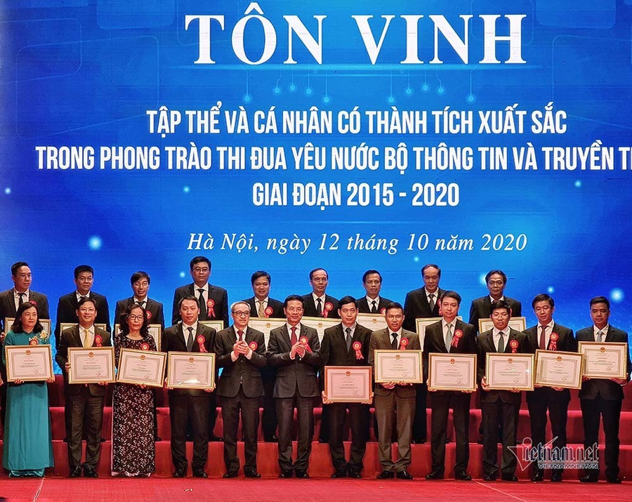 Bộ trưởng Nguyễn Mạnh Hùng trao bằng khen và quà lưu niệm cho đại diện các tập thể có thành tích xuất sắc giai đoạn 2015-2020