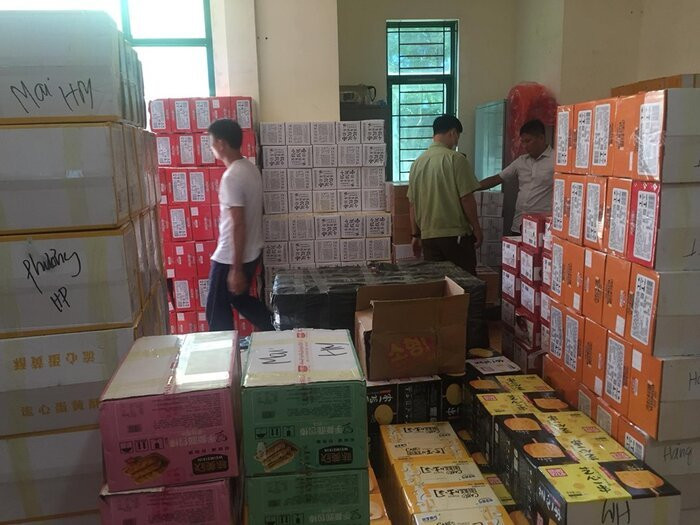 Cơ quan chức năng liên tục bắt giữ các vụ nhập lậu bánh trung thu Trung Quốc. Thông tin giật mình về bánh trung thu trứng chảy gây sốt khắp chợ