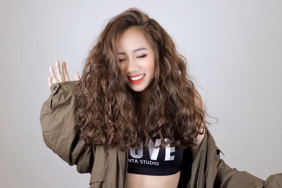 Các kiểu tóc xoăn ấn tượng Thu Đông 2020