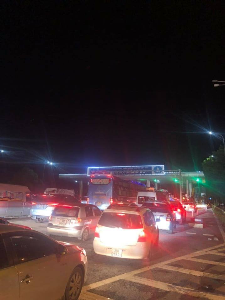 Nghỉ lễ 30/4 cao tốc Pháp Vân ùn tắc từ tối đến sáng.