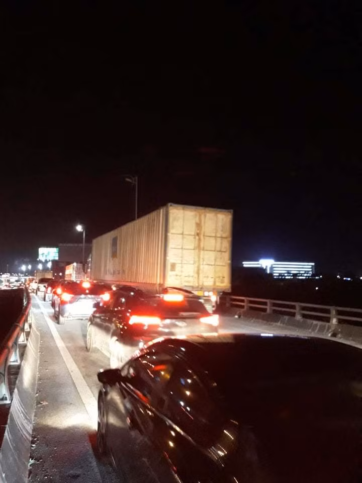 Nghỉ lễ 30/4, cao tốc Pháp Vân ùn tắc từ tối đến sáng.