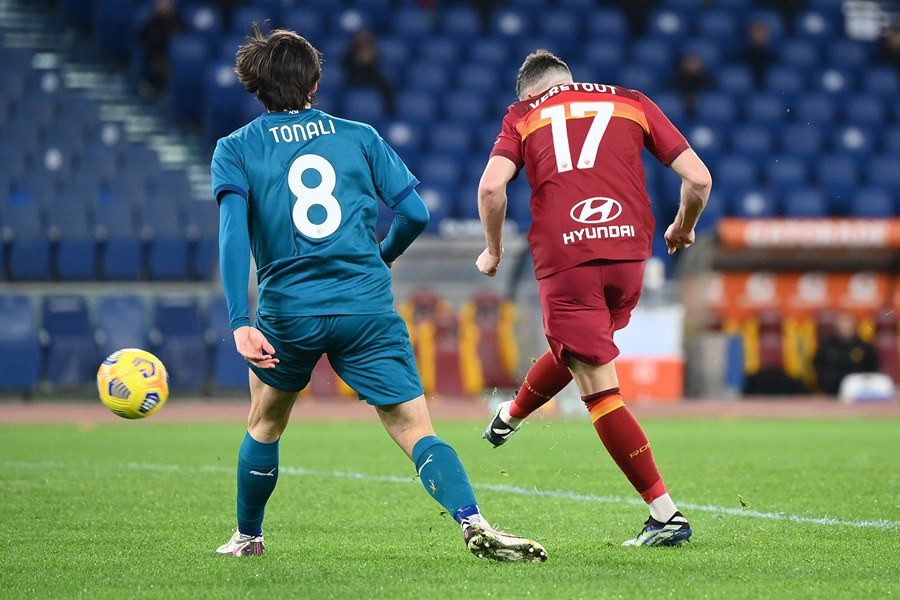 Thắng nghẹt thở Roma, Milan cho Juventus 