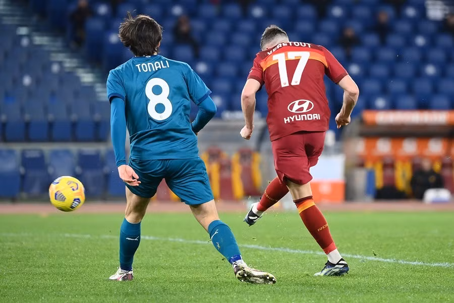 Thắng nghẹt thở Roma, Milan cho Juventus 