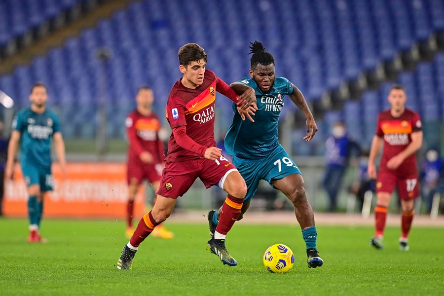 Thắng nghẹt thở Roma, Milan cho Juventus 