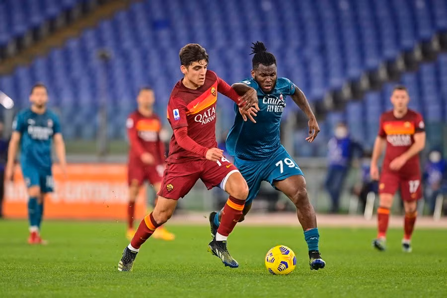 Thắng nghẹt thở Roma, Milan cho Juventus 