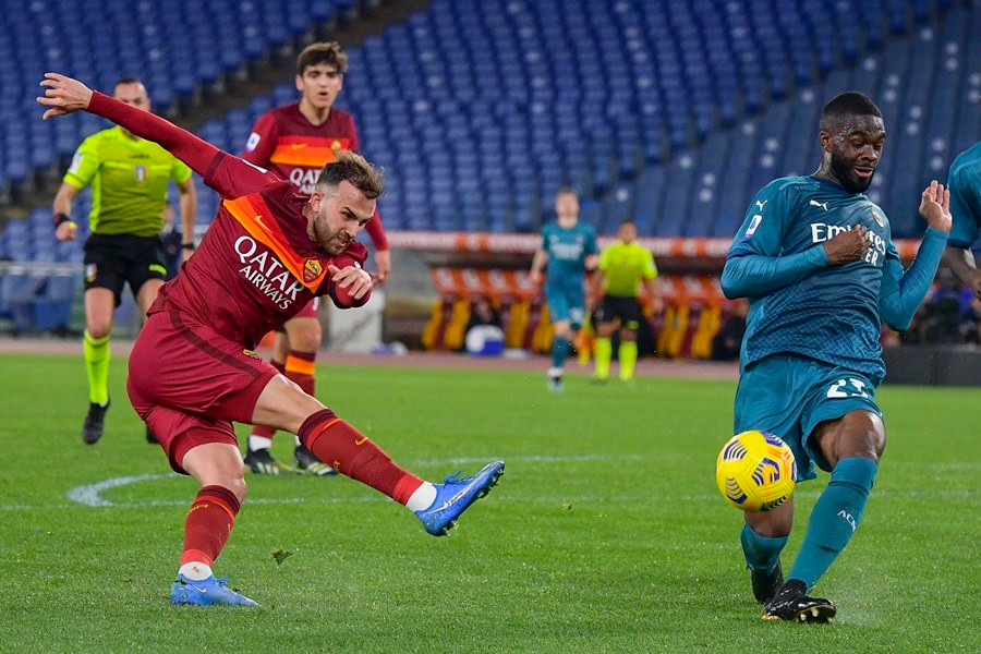 Thắng nghẹt thở Roma, Milan cho Juventus 