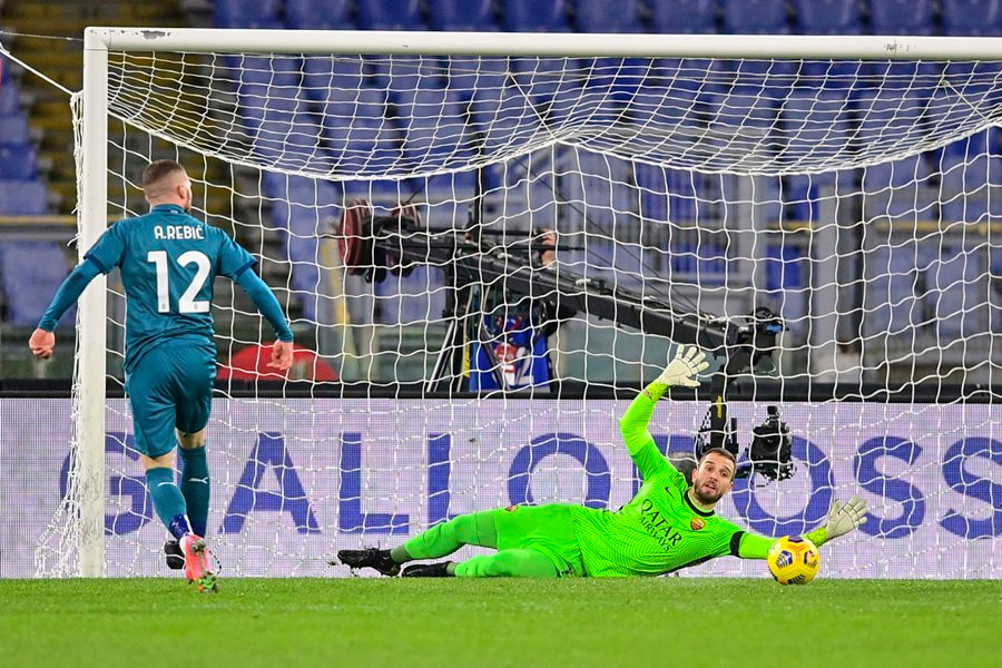 Thắng nghẹt thở Roma, Milan cho Juventus 