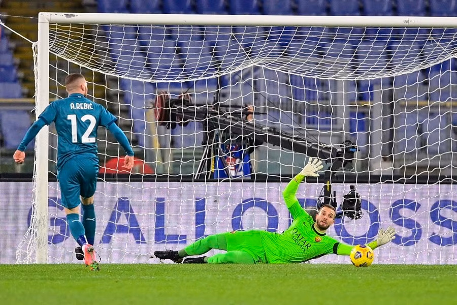 Thắng nghẹt thở Roma, Milan cho Juventus 