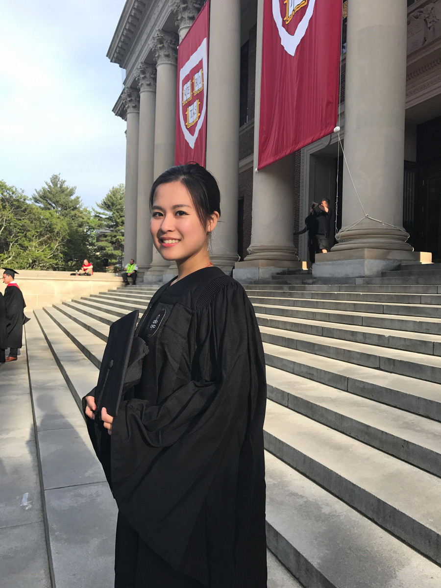 Tôn Hà Anh trong ngày lễ tốt nghiệp đại học. Tôn Hà Anh trong ngày lễ tốt nghiệp đại học.
