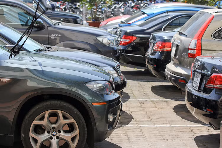 Doanh số bán cả xe mới lẫn xe cũ đều khởi sắc, giá rục rịch tăng.