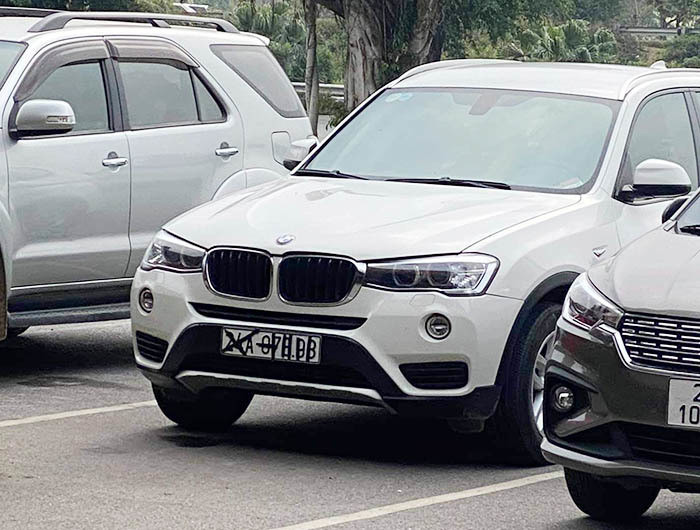 Biển số kiểu "nguỵ trang". (Ảnh: OFFB) Che biển số ô tô, lộ rõ sự xấu xí của nhiều tài xế Việt