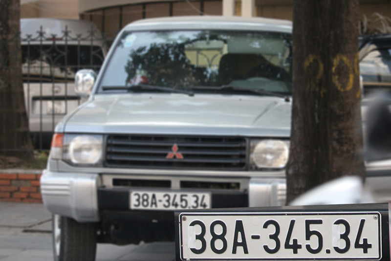 Một chiếc xe được dán băng dính trắng lên các chữ số rất tinh vi. Che biển số ô tô, lộ rõ sự xấu xí của nhiều tài xế Việt