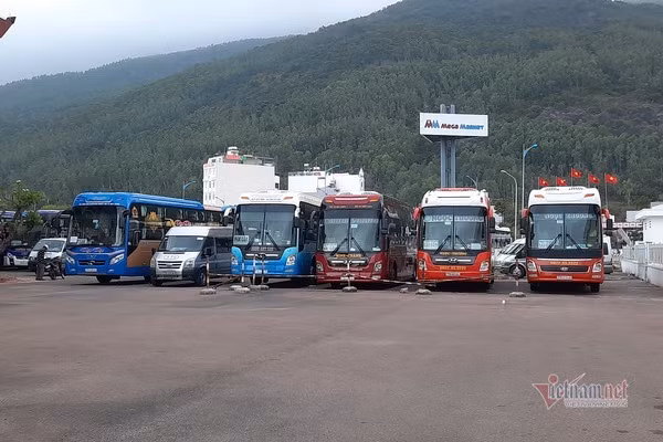 Vắng vẻ khách đi lại
