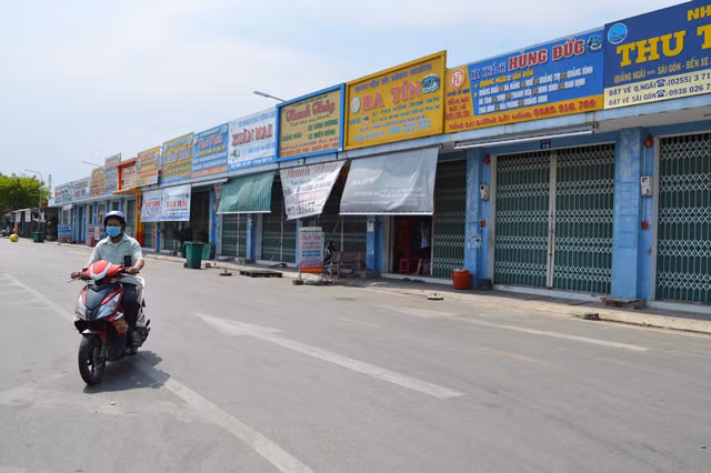 Hàng loạt ki ốt bán vé xe liên tỉnh tiếp tục đóng cửa tại bến Quảng Ngãi