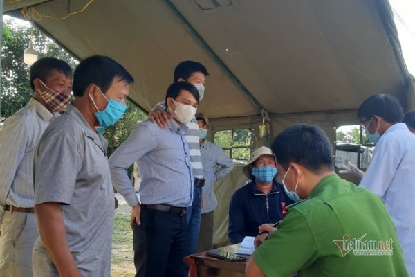 Lực lượng chức năng tại chốt kiểm soát dịch Covid-19 quốc lộ 19, qua huyện Vân Canh kiểm tra, yêu cầu thực hiện khai báo y tế tất cả người từ nơi khác đến Lực lượng chức năng tại chốt kiểm soát dịch Covid-19 quốc lộ 19, qua huyện Vân Canh kiểm tra, yêu cầu thực hiện khai báo y tế tất cả người từ nơi khác đến