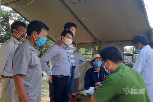 Lực lượng chức năng tại chốt kiểm soát dịch Covid-19 quốc lộ 19, qua huyện Vân Canh kiểm tra, yêu cầu thực hiện khai báo y tế tất cả người từ nơi khác đến