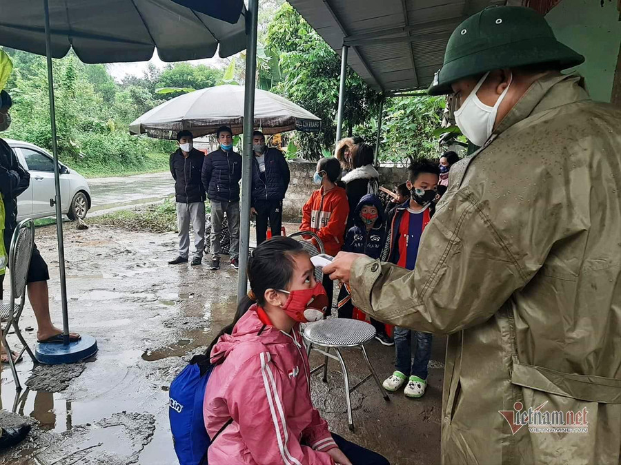 Chốt kiểm soát dịch bệnh do UBND huyện Lang Chánh lập trên quốc lộ 15A Chốt kiểm soát dịch bệnh do UBND huyện Lang Chánh lập trên quốc lộ 15A