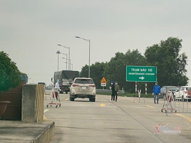 Chốt của Hải Dương ở điểm xuống từ cao tốc Hà Nội - Hải Phòng Chốt của Hải Dương ở điểm xuống từ cao tốc Hà Nội - Hải Phòng