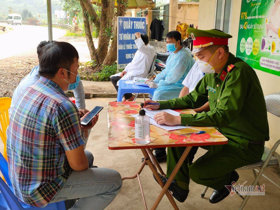 Người dân khai báo y tế tại huyện Tam Đường Người dân khai báo y tế tại huyện Tam Đường