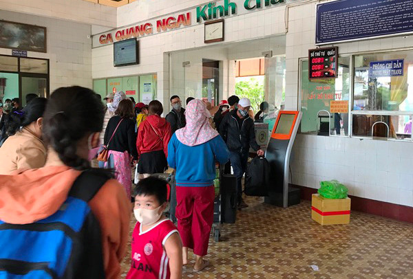 Hành khách đón tàu SE3 đi các tỉnh sau khi đã khai báo y tế Hành khách đón tàu SE3 đi các tỉnh sau khi đã khai báo y tế