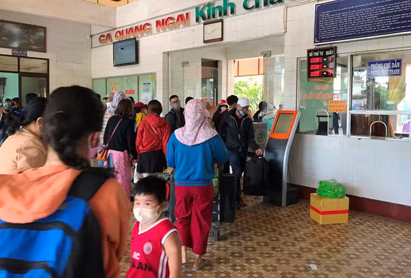 Hành khách đón tàu SE3 đi các tỉnh sau khi đã khai báo y tế