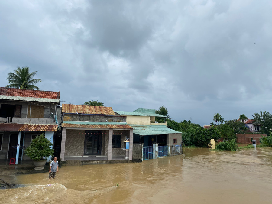 Nước sông Túy Loan tràn vào nhà dân. (Ảnh: Hoàng Vinh).