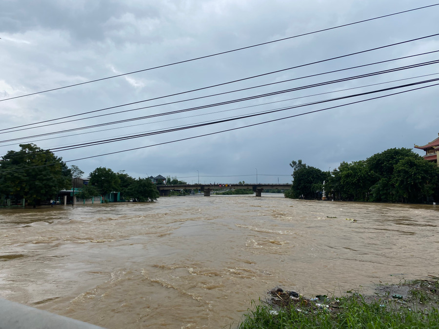 Nước dâng cao gây ngập lụt nhiều nhà dân. (Ảnh: Hoàng Vinh).