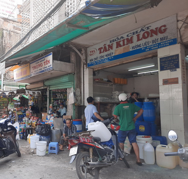 Cửa hàng kinh doanh hóa chất trên đường Kim Biên ngay hông chợ Kim Biên.
