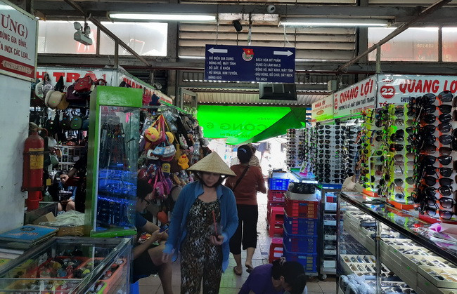 Bên trong chợ Kim Biên giờ chuyên kinh doanh các đồ gia dụng, phụ kiện thời trang...