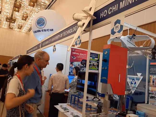 Khách tham quan gian hàng triển lãm sản phẩm chế tạo của khoa Cơ khí- Trường ĐH Bách khoa TPHCM