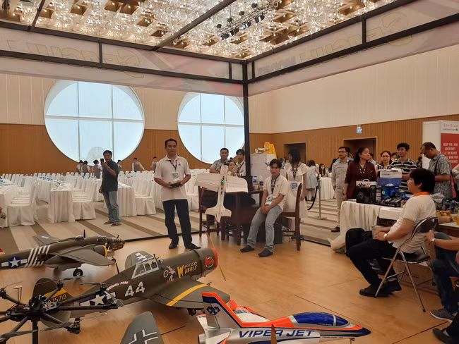 Rất nhiều máy bay mô hình được trưng bày tại triển lãm