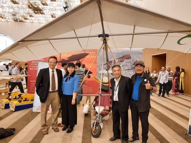 Gian hàng trưng bày mô hình máy bay tự chế của các nhà sáng chế