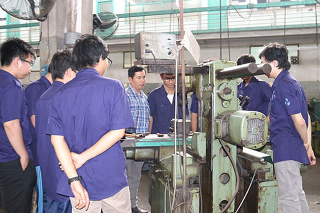 Sinh viên trường thường xuyên có những buổi học thực hành, thí nghiệm trong xưởng, phòng thí nghiệm Sinh viên trường thường xuyên có những buổi học thực hành, thí nghiệm trong xưởng, phòng thí nghiệm