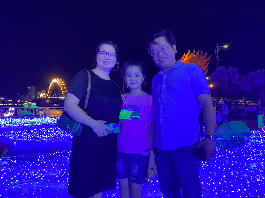 Lưu lại những khoảnh khắc gia đình tại không gian ánh sáng nghệ thuật. Ảnh: Hoàng Vinh.