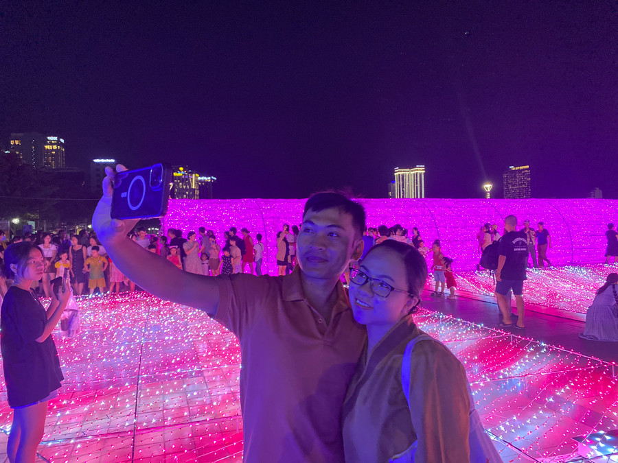 Cùng nhau selfie. Ảnh: Hoàng Vinh.
