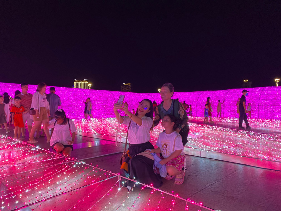 Sự kiện thu hút nhiều người đến tham quan, chụp ảnh. Ảnh: Hoàng Vinh.