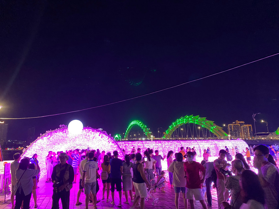 Tối 12/7, UBND TP. Đà Nẵng phối hợp Tổng Lãnh sự quán Nhật Bản tại Đà Nẵng và Hiệp hội các doanh nghiệp Nhật Bản tại Đà Nẵng tổ chức không gian ánh sáng nghệ thuật. Ảnh: Hoàng Vinh.