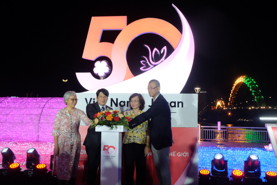 Bà Ngô Thị Kim Yến (thứ 2, phải qua) - Phó Chủ tịch UBND TP. Đà Nẵng cùng Tổng Lãnh sự quán Nhật Bản tại Đà Nẵng thực hiện nghi thức bật đèn không gian ánh sáng nghệ thuật. Ảnh: Hoàng Vinh.