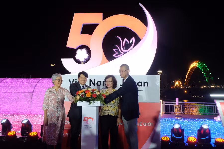 Bà Ngô Thị Kim Yến (thứ 2, phải qua) - Phó Chủ tịch UBND TP. Đà Nẵng cùng Tổng Lãnh sự quán Nhật Bản tại Đà Nẵng thực hiện nghi thức bật đèn không gian ánh sáng nghệ thuật. Ảnh: Hoàng Vinh. Bà Ngô Thị Kim Yến (thứ 2, phải qua) - Phó Chủ tịch UBND TP. Đà Nẵng cùng Tổng Lãnh sự quán Nhật Bản tại Đà Nẵng thực hiện nghi thức bật đèn không gian ánh sáng nghệ thuật. Ảnh: Hoàng Vinh.