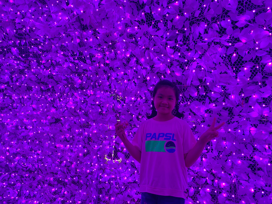 Vui cười khi lần đầu tiên trải nghiệm không gian ánh sáng nghệ thuật tại Đà Nẵng. Ảnh: Hoàng Vinh.