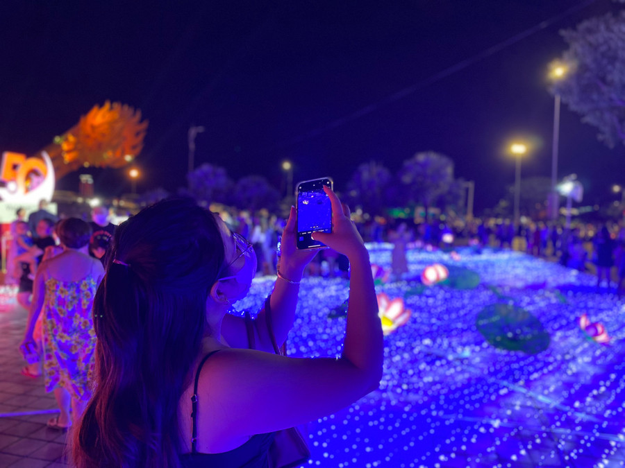 Không gian ánh sáng cho người dân cảm nhận ý nghĩa mối quan hệ hợp tác hữu nghị, tin cậy, tôn trọng lẫn nhau, bình đẳng và cùng có lợi giữa hai đất nước Việt Nam và Nhật Bản. Ảnh: Hoàng Vinh.