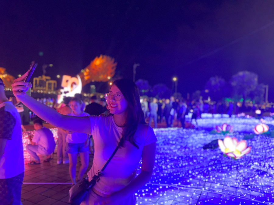 Đây là sự kiện lần đầu tiên được thực hiện tại Đà Nẵng với hệ thống chiếu sáng quy mô lớn tới 500.000 đèn LED. Ảnh: Hoàng Vinh.