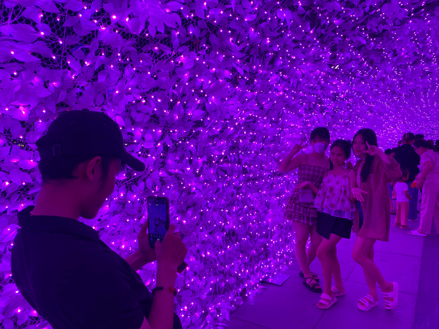 Người dân chụp ảnh lưu niệm trong khu vực đường vòm hoa anh đào. Ảnh: Hoàng Vinh.