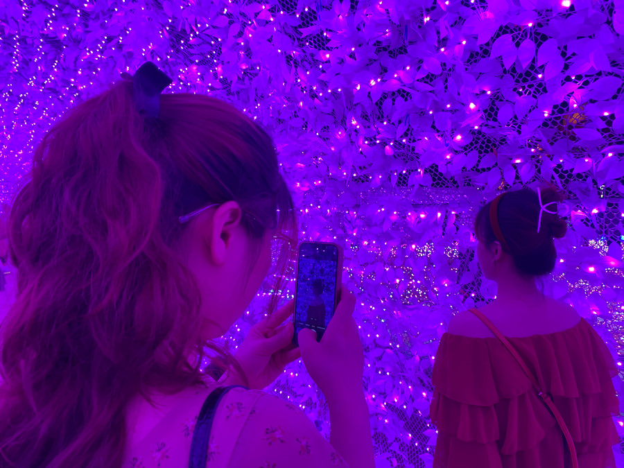 Không gian ánh sáng này mang đến cho người dân, du khách một trải nghiệm mới. Chương trình diễn ra xuyên suốt các buổi tối từ ngày 12 đến 23/7 tại công viên bờ tây cầu Rồng. Ảnh: Hoàng Vinh.