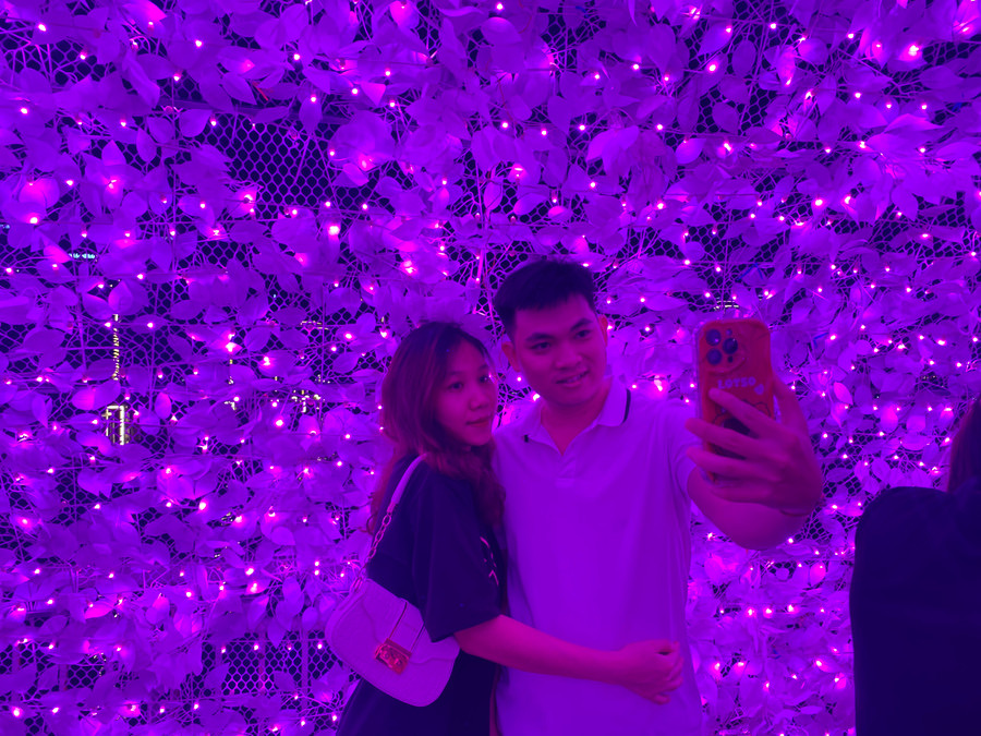 Cùng nhau check in tại sự kiện chào mừng kỷ niệm 50 năm thiết lập quan hệ ngoại giao Việt Nam - Nhật Bản. Ảnh: Hoàng Vinh.